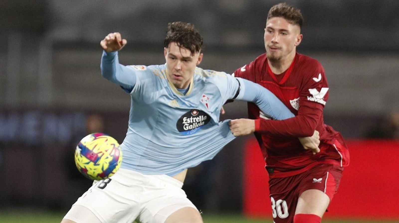 Larsen controla un balón en el Celta-Sevilla de la pasada temporada, que acabó en empate.