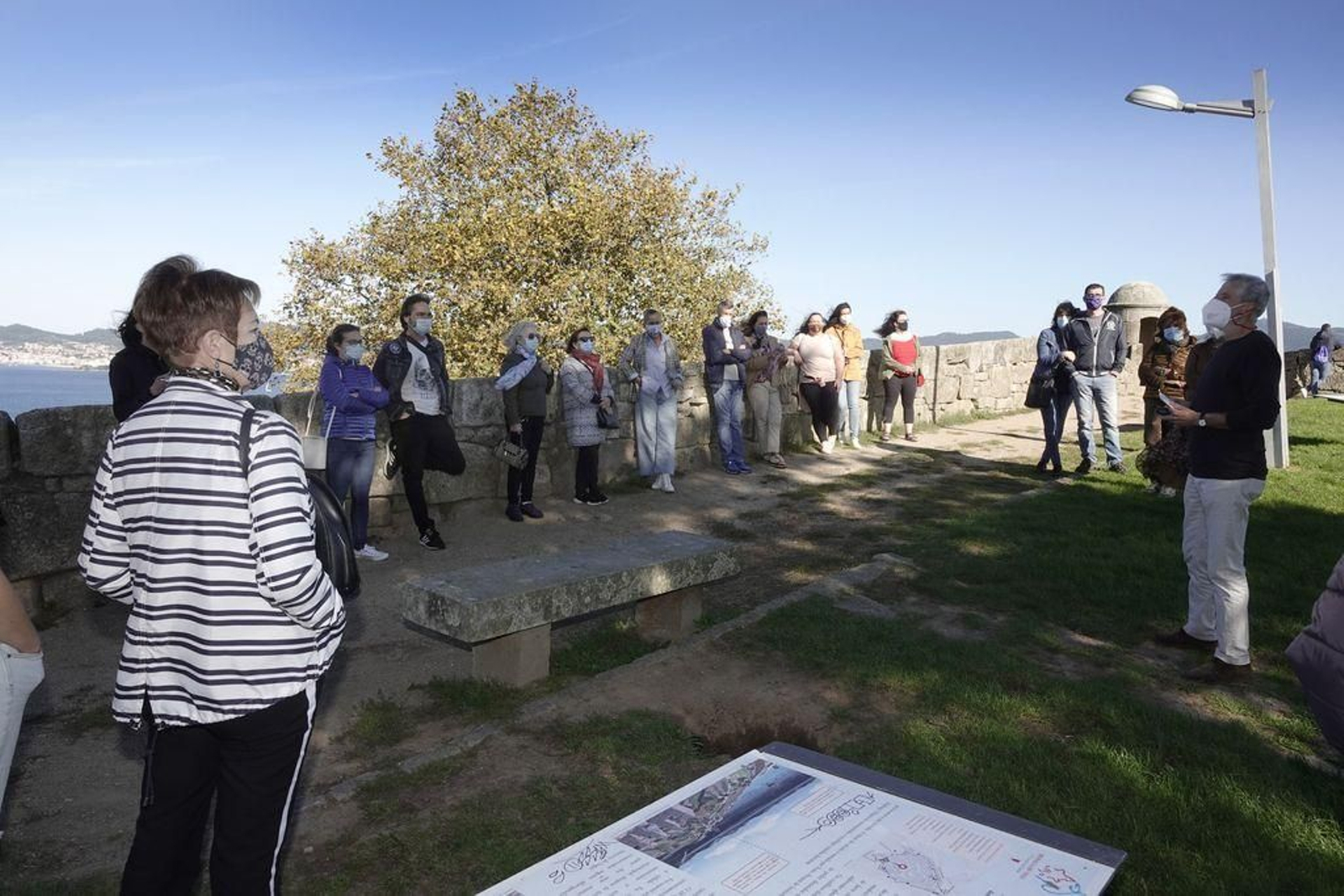 Los participantes en el primer Roteiro Literario celebrado en Vigo por la Deputación siguen las explicaciones de Anselmo López Carreira junto a los restos del antiguo Castelo de San Sebastián.