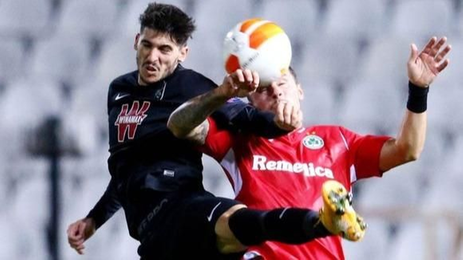 Carlos Neva y Eric Bautheac disputan un balón aéreo.