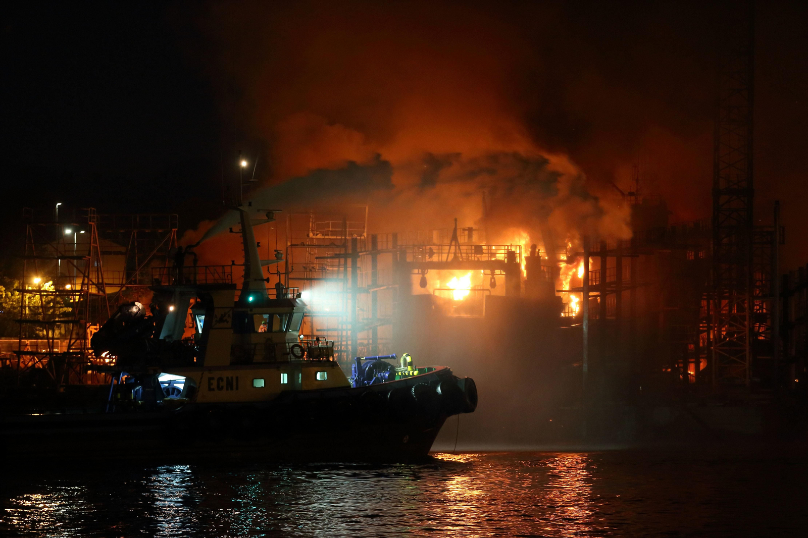 Incendio de un astillero en Marín // Alberte
