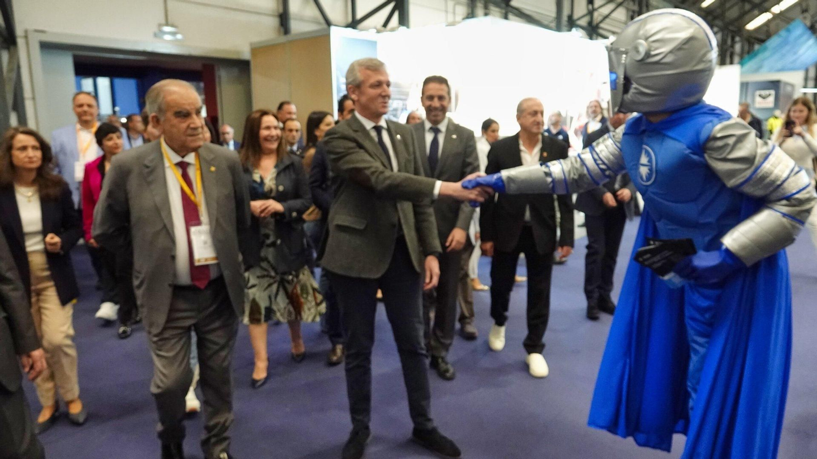 Rueda saluda a un robot.