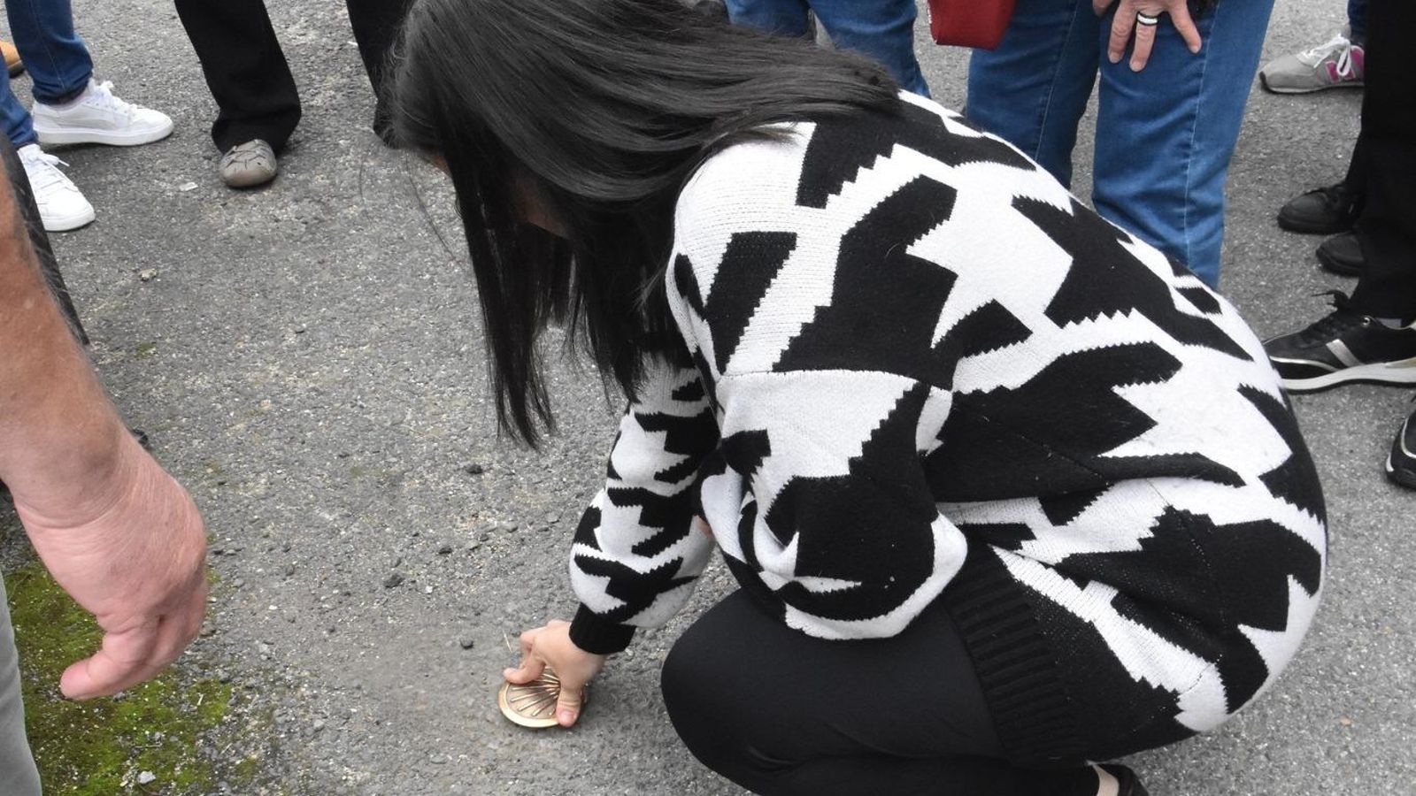 La Presidenta de la Casa de España de la Región Parisina fija la Concha a la entrada del Centro