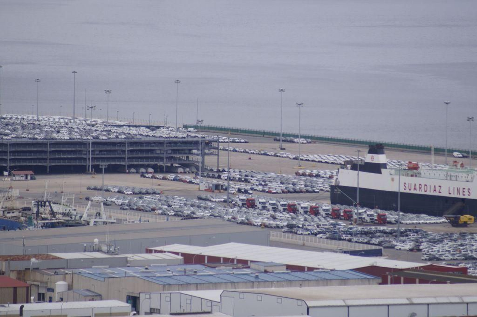 Coches listos para la exportación en el muelle de Bouzas.