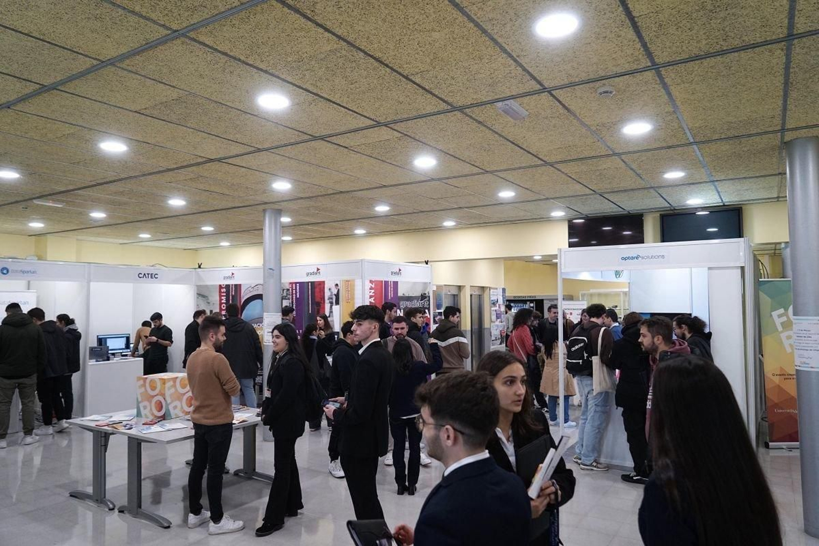 Los vestíbulos de las escuelas de Ingeniería Industrial y Minas tuvieron una gran afluencia desde primera hora de la mañana.