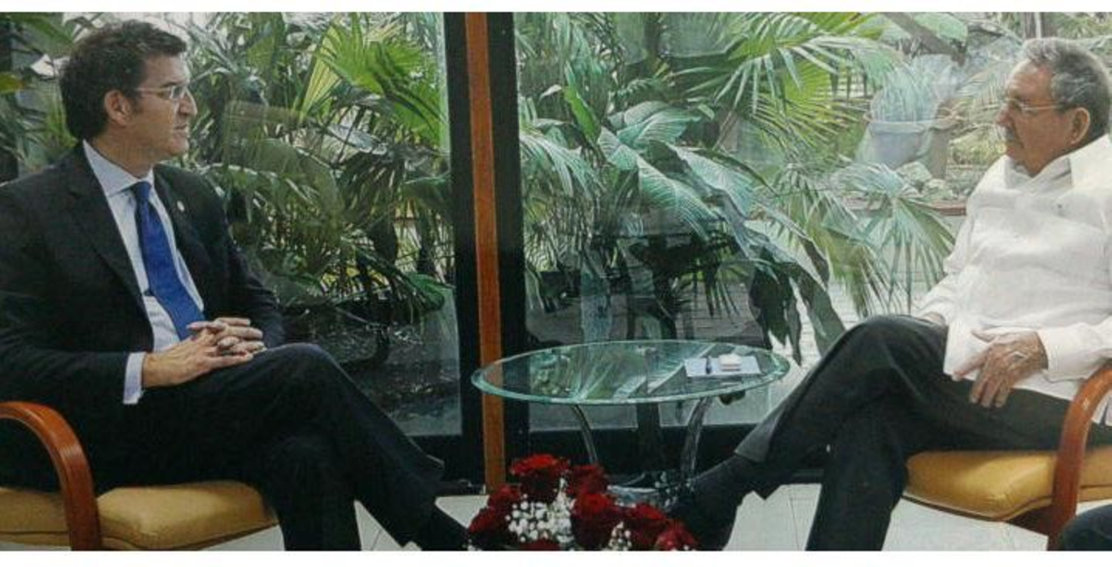 Núnez Feijóo y Raúl Castro durante su encuentro en La Habana en 2013