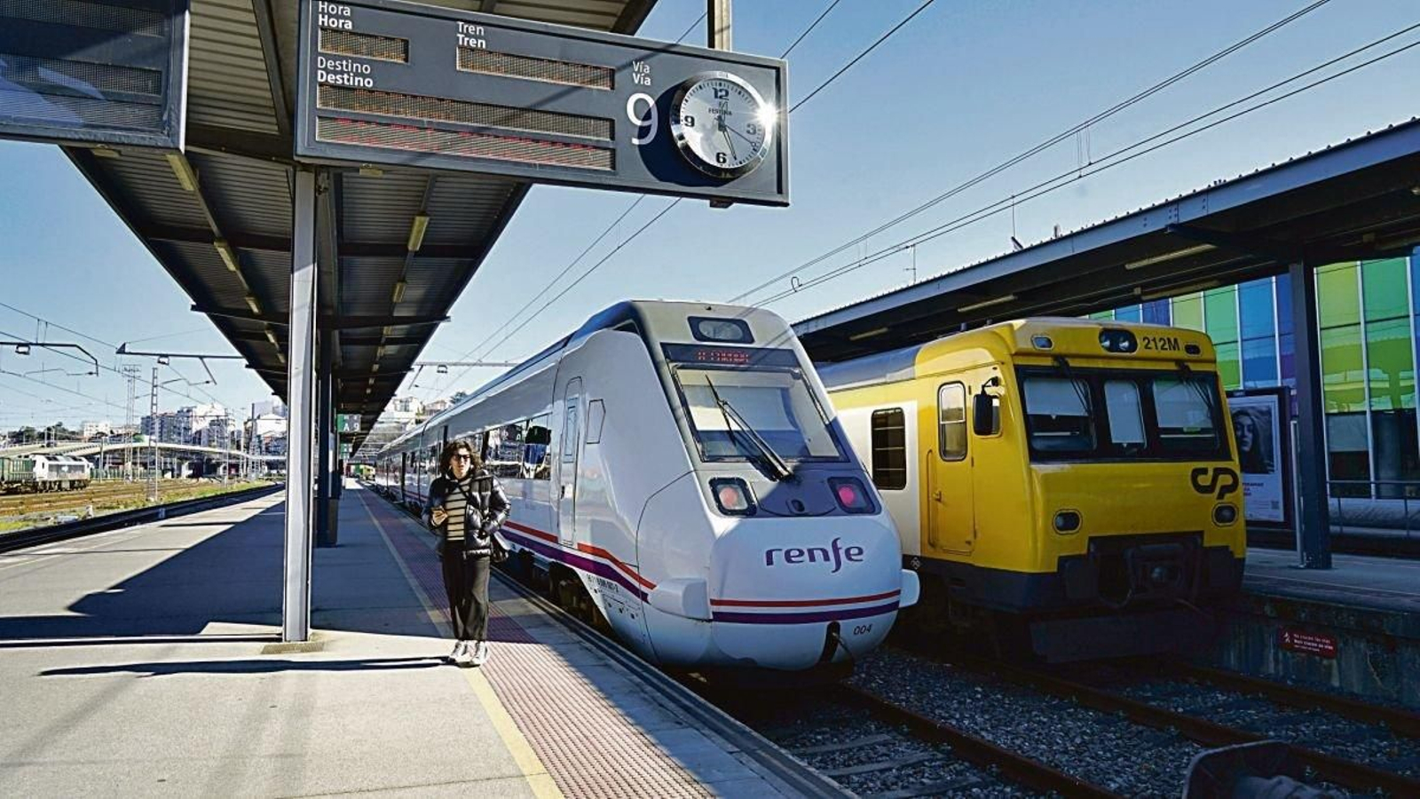 Una viajera espera ante una unidad de Renfe en Vigo.