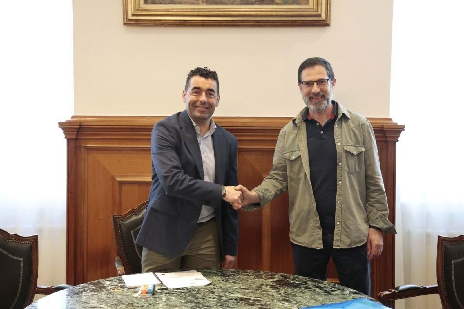 Luis López y Luciano Otero estrechan la mano durante la reunión que mantuvieron ayer.