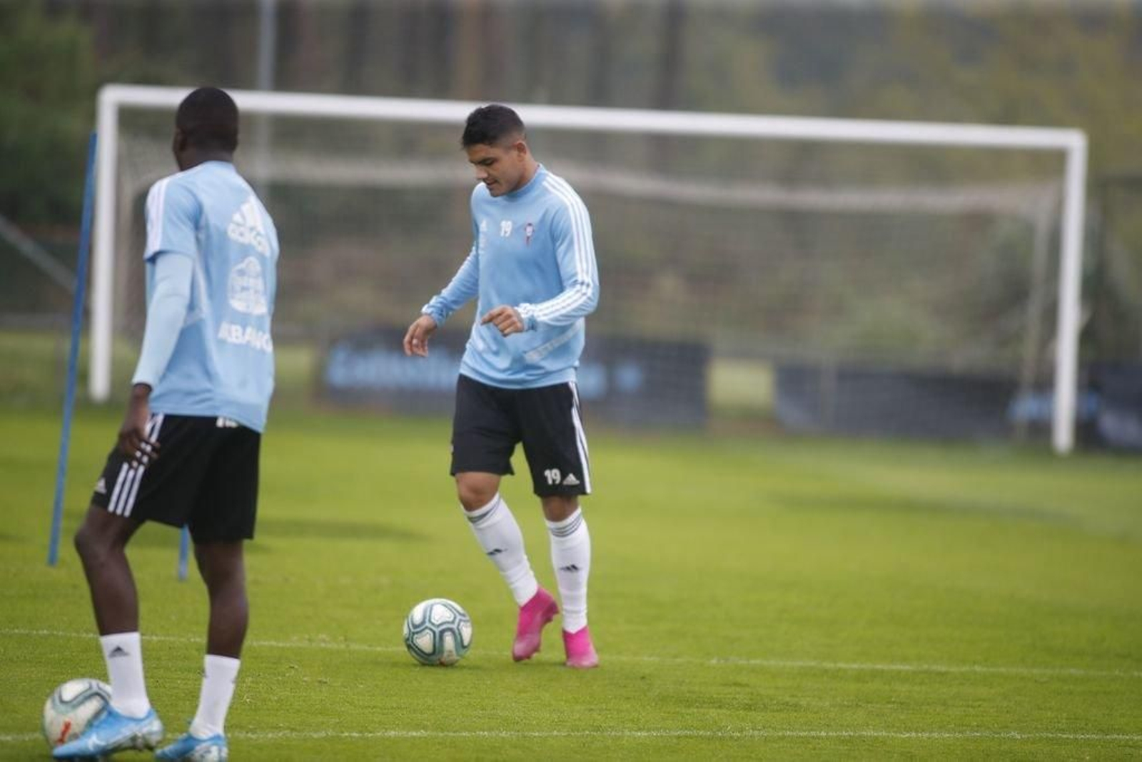 Pape, que vuelve tras sanción, precede a Toro Fernández en un ejercicio del entrenamiento de ayer.