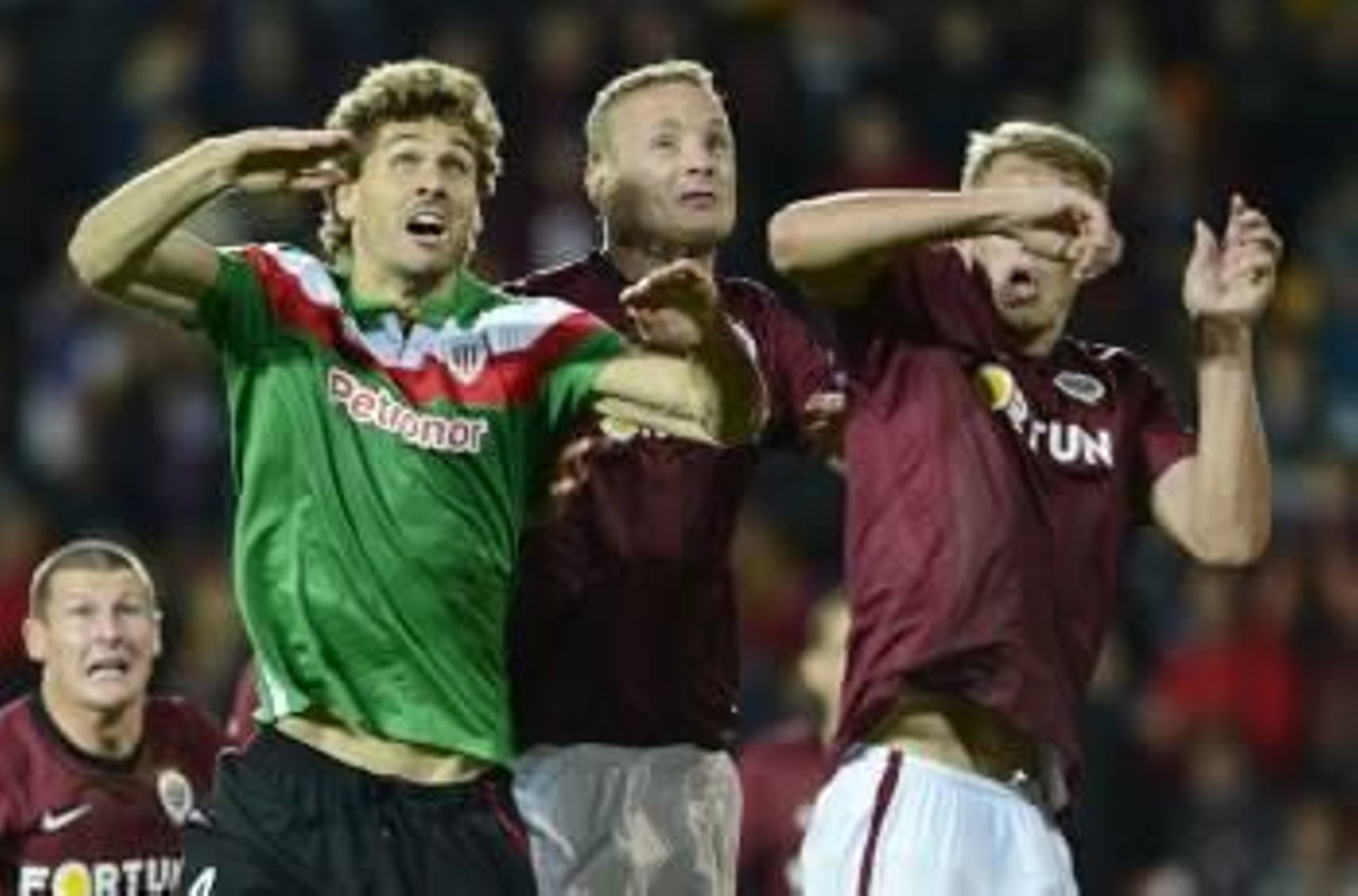 Llorente intenta rematar ante dos rivales del Sparta. (Foto: FILIP SINGER)