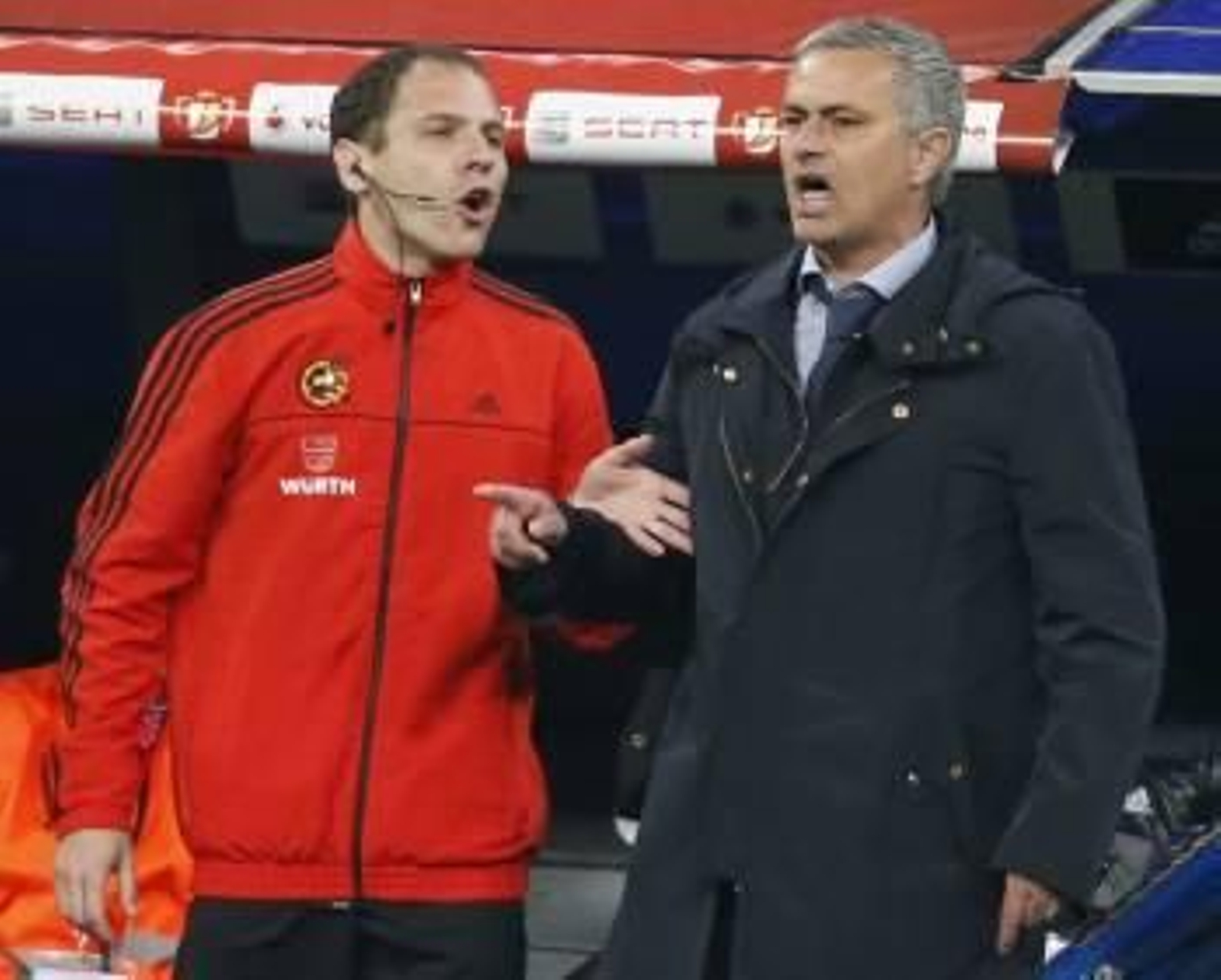 Mourinho, el pasado viernes poco antes de ser expulsado en la final de Copa. (Foto: J.C. HIDALGO)