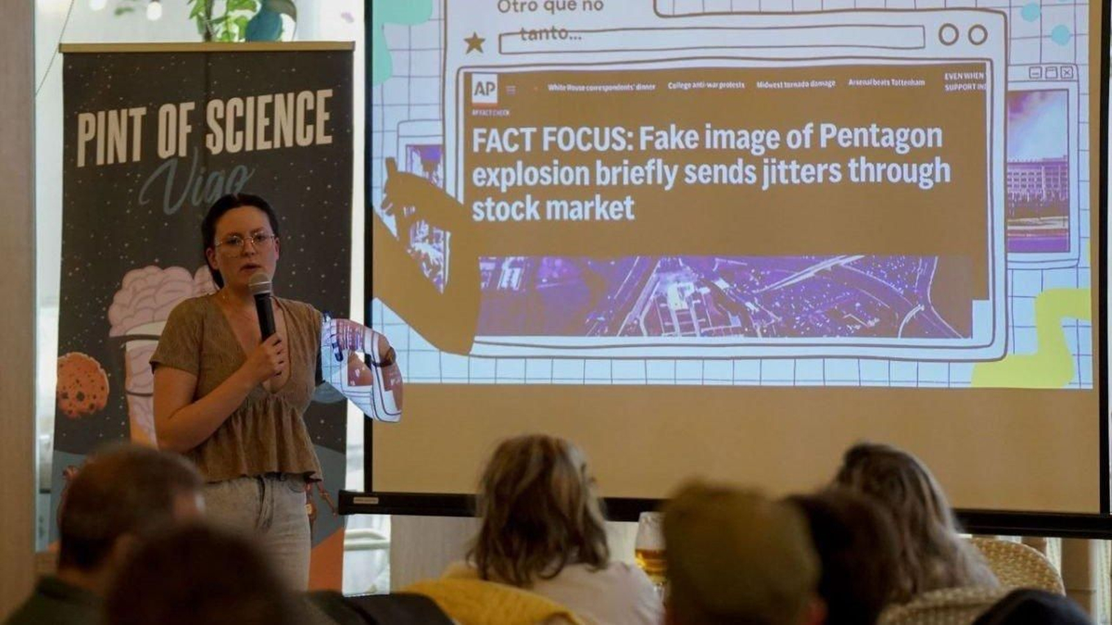 Un instante de la conferencia de Elena Rodríguez Lois en el bar Cañaveral, ayer por la tarde.