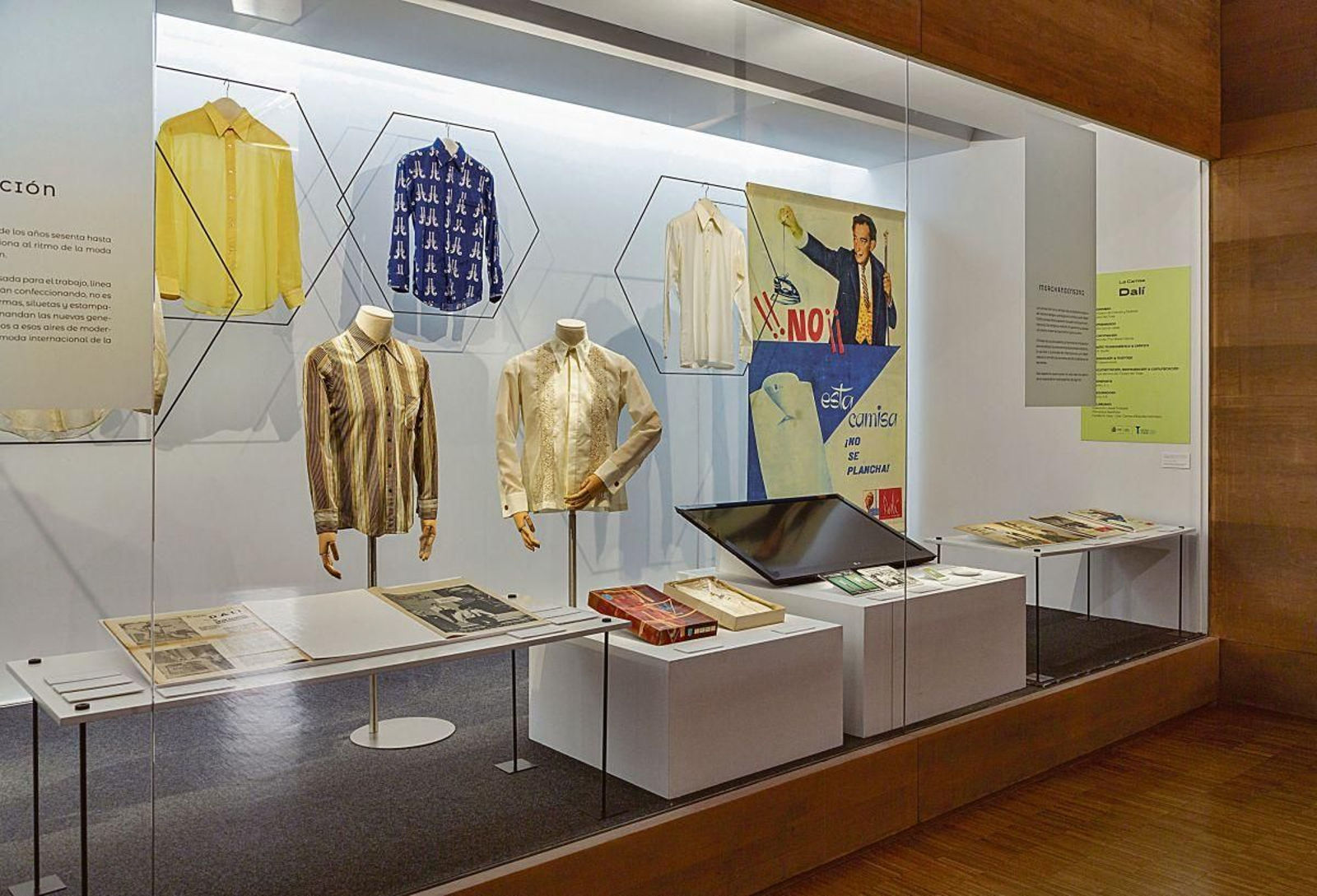 El stand en el Museo del Traje en Madrid, con camisas de la época y las campañas publicitarias.
