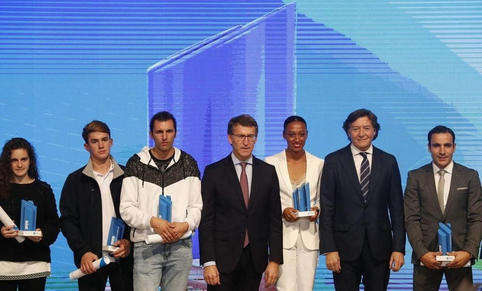 Tono Campos (d) y Ana Peleteiro (3d) recibieron los premios de mejor deportista de manos de Feijóo y Lete.