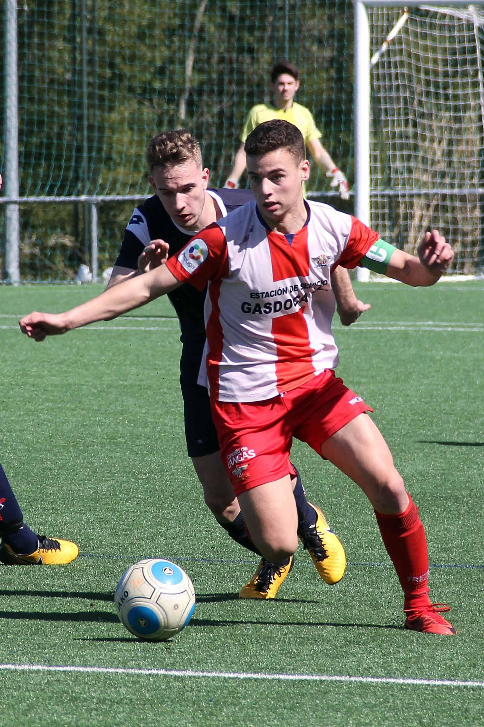 Dieguito, autor de los dos goles del Alondras, se lleva un balón.