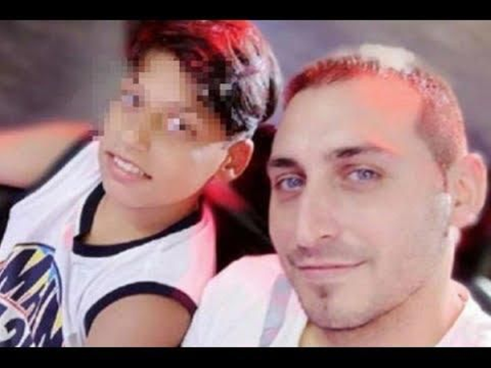 Un niño de 13 años muere en un accidente cuando su padre conducía haciendo un directo en Facebook
