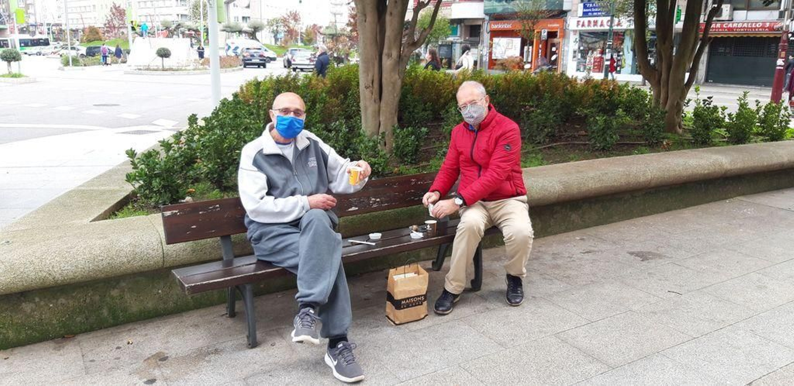 El consumo de café en los espacios públicos ya es una imagen habitual con el cierre de las cafeterías.