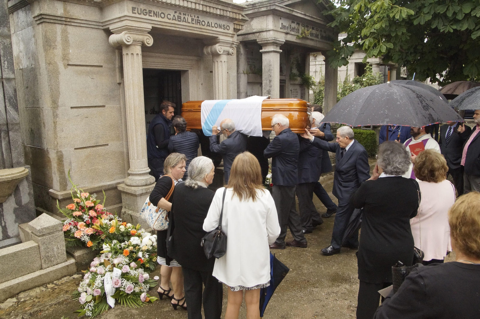 O cadaleito de Zulueta de Haz foi levado nos ombreiros dos seus colaboradores nos distintos ámbitos ata o interior do panteón familiar.