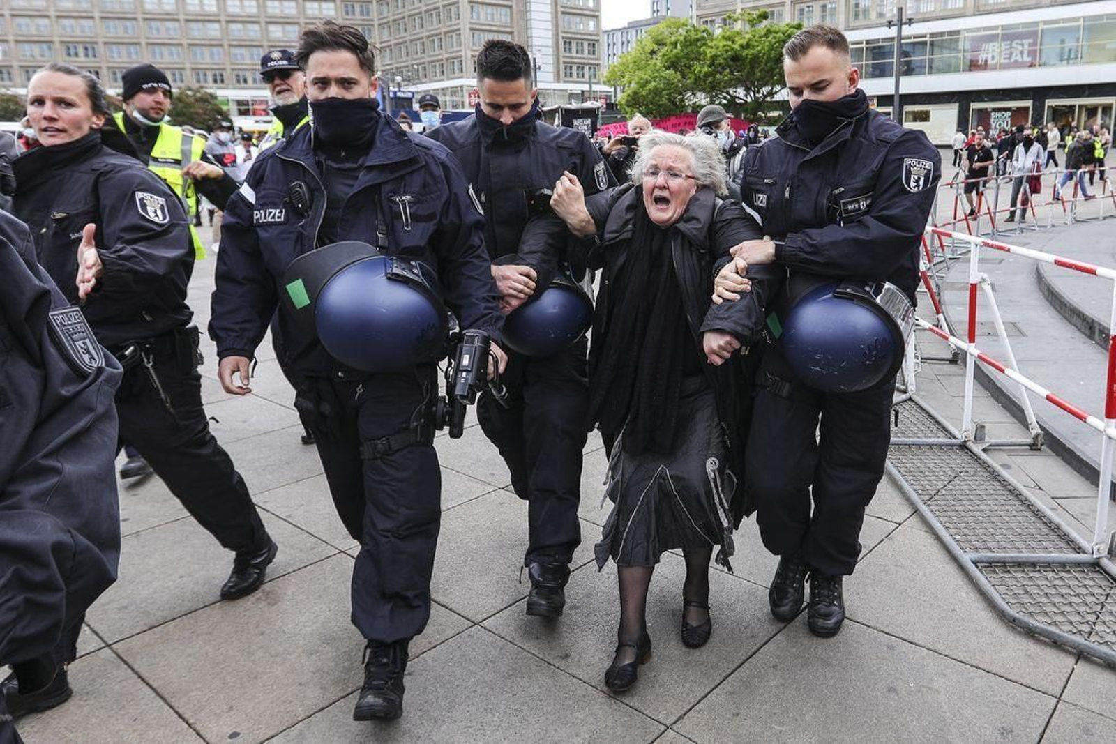 La policía se lleva a una manifestante de la Alexanderplatz de Berlín.