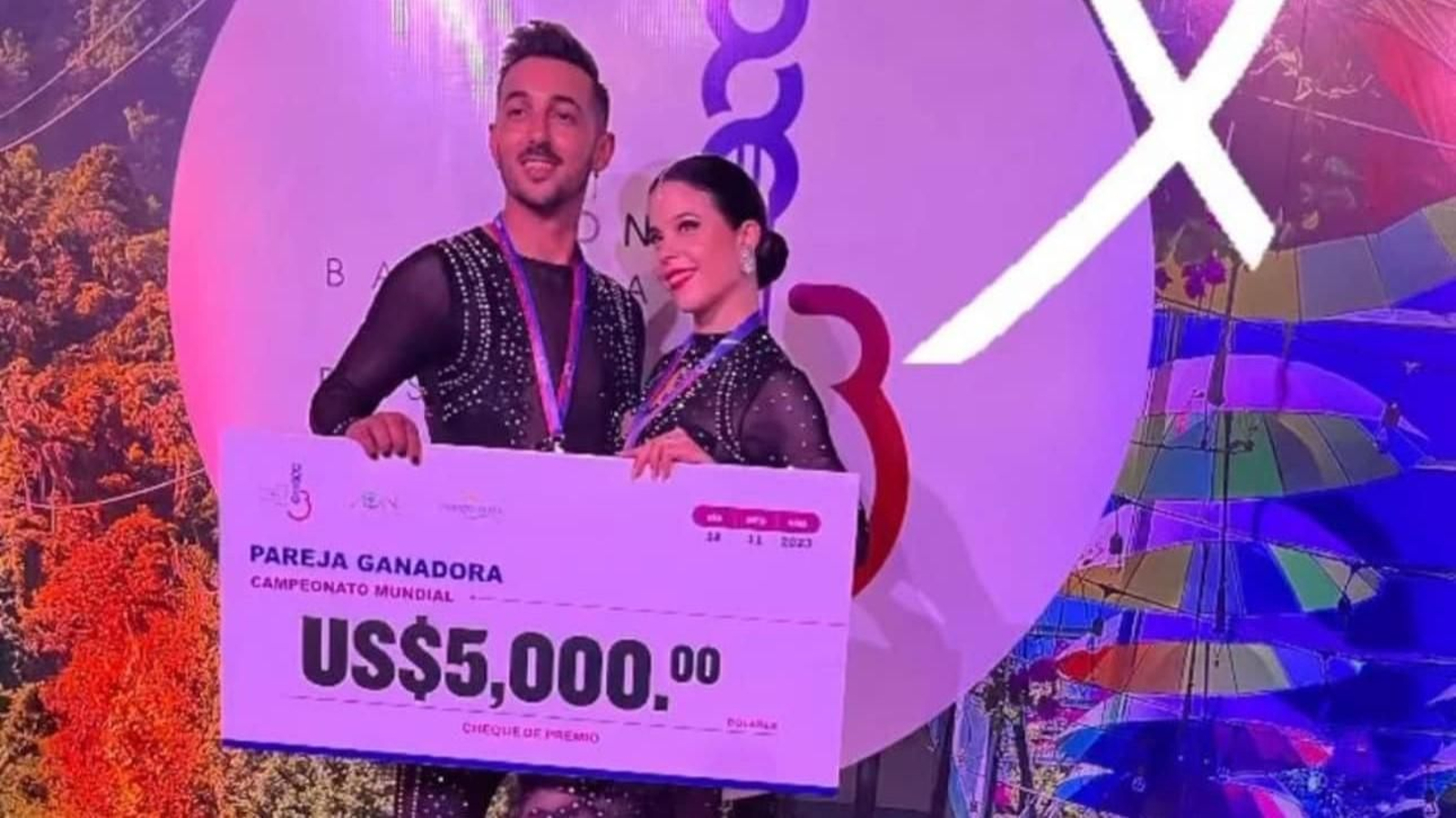 Pedro Gestido y Noelia Rodríguez recogiendo el premio. // Facebook