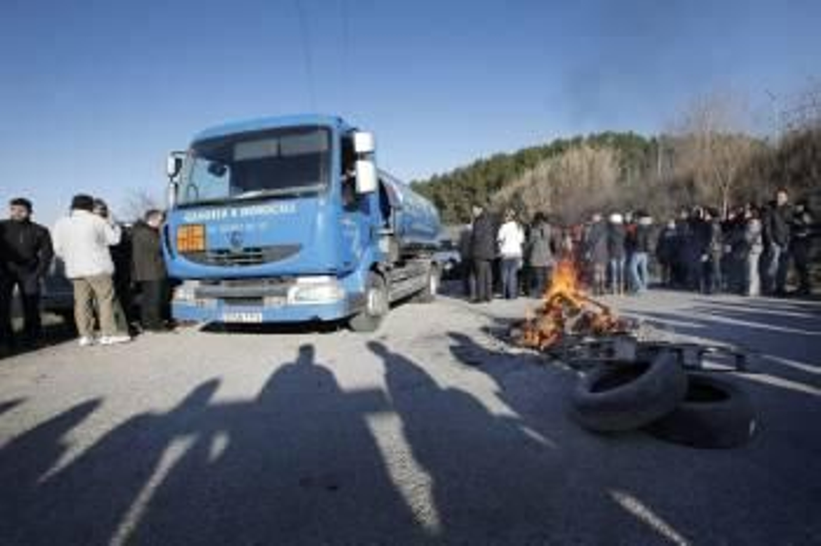 Decenas de funcionarios de las prisiones de Can Brians I y II cortan desde primera hora de la mañana los accesos al centro penitenciario (Foto: EFE)