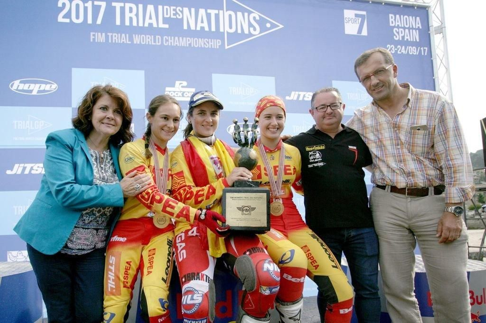 Sandra Gómez y Berta Abellán junto a María Giró en el podio.