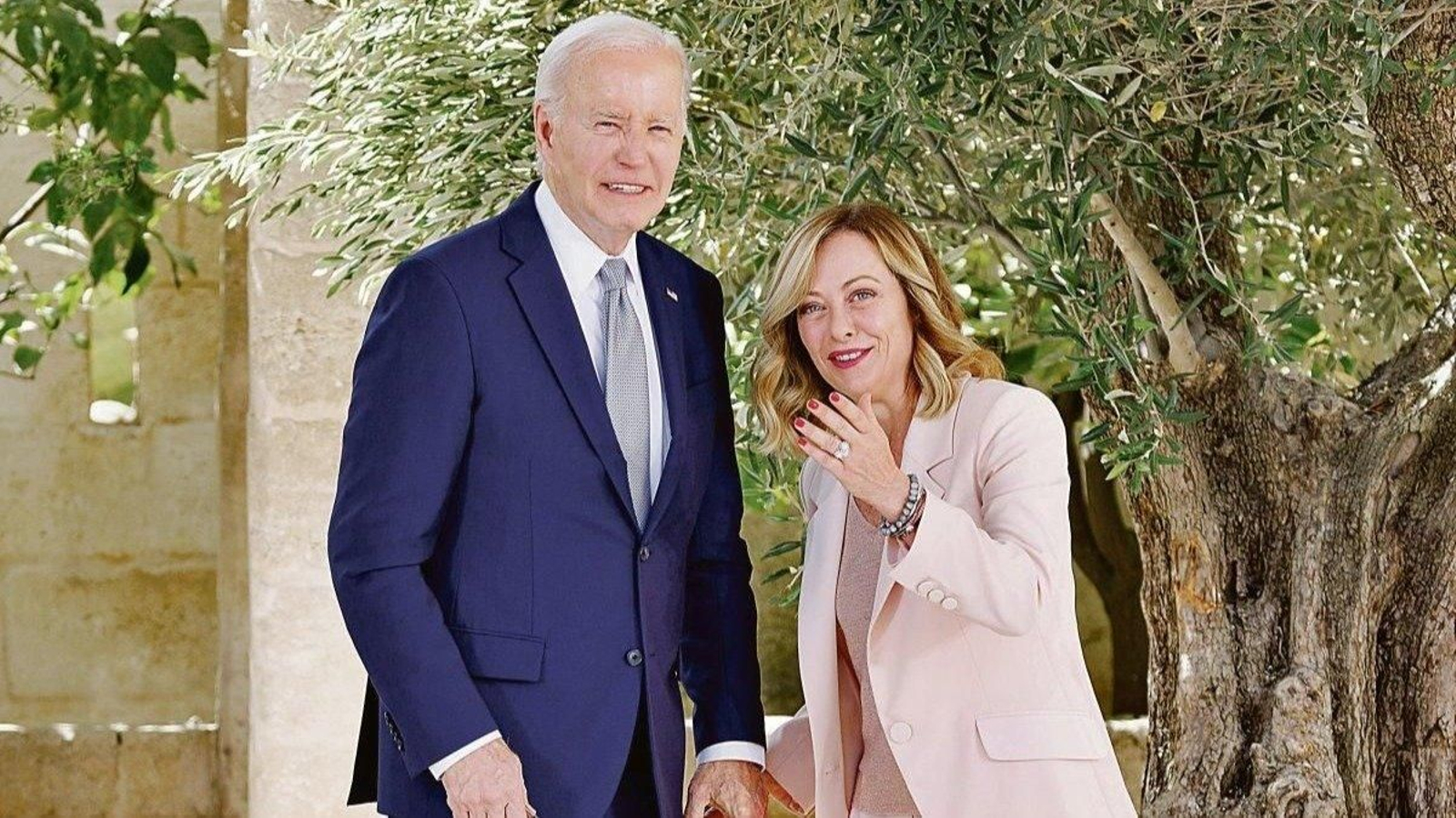 Joe Biden y Giorgia Meloni, ayer en la primera jornada de la cumbre en Italia.