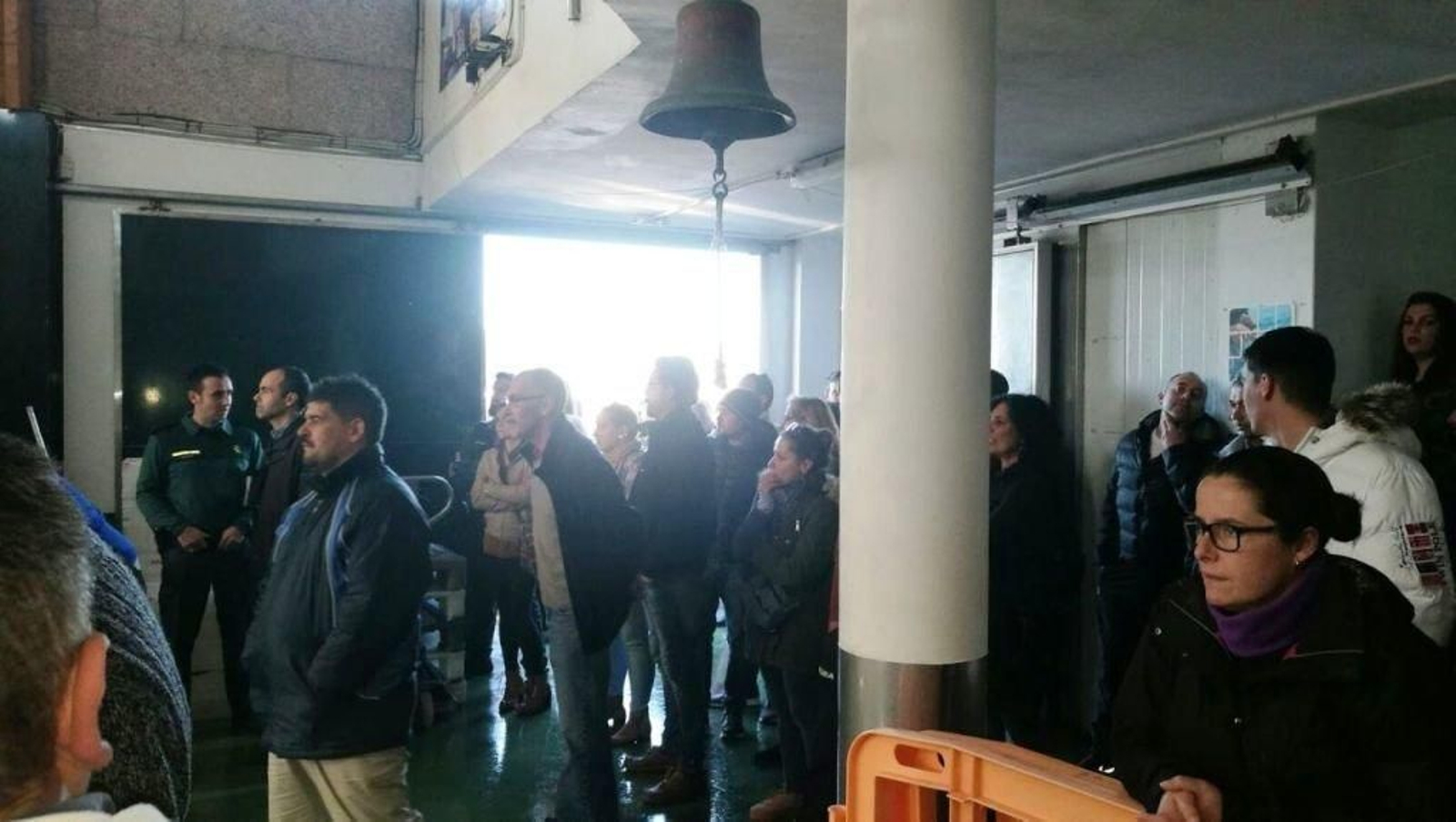 Percebeiros durante la protesta ayer en la lonja de Baiona.