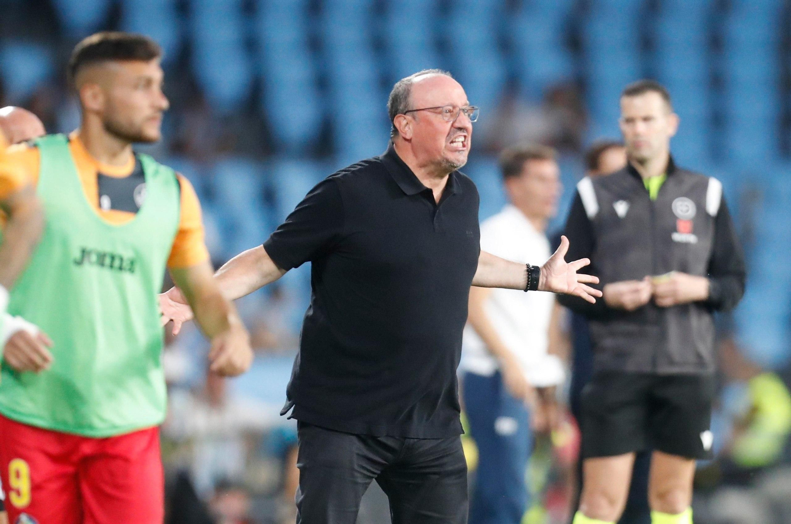 Benítez da indicaciones a los jugadores ante el Getafe.
