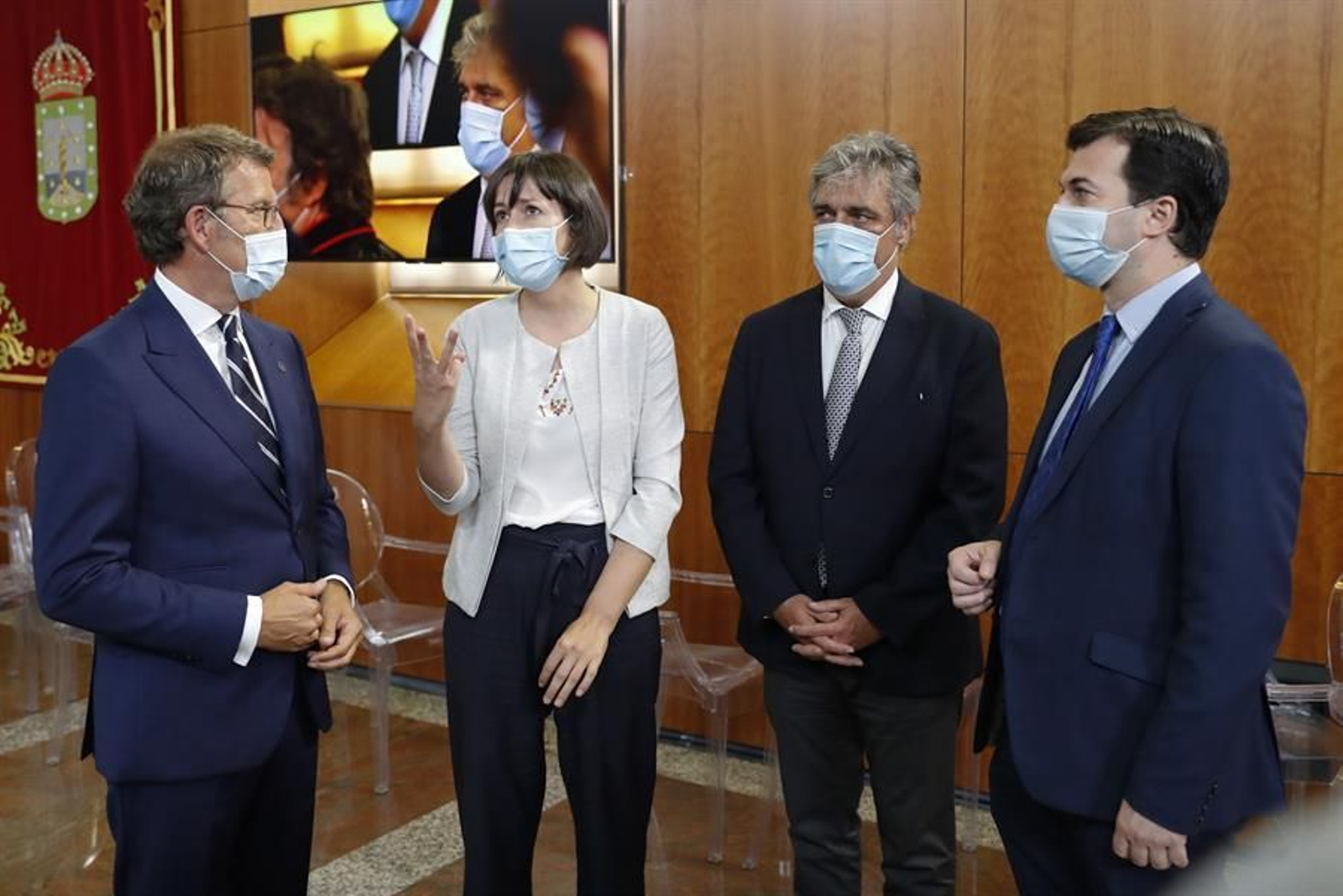 l presidente de la Xunta, Alberto Núñez Feijóo, posa con los portavoces de los grupos: (i-d) Ana Pontón del BNG, Gonzalo Caballero , del PSOE y Pedro Puy, del PP, tras la ceremonia de toma de posesión de Feijóo en el Parlamento gallego