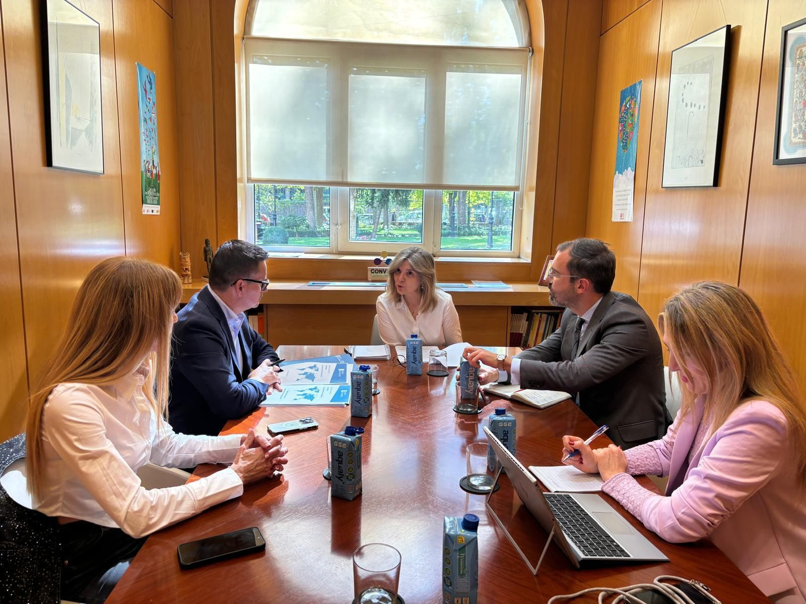 La secretaria de Estado de Migraciones, Pilar Cancela, durante la visita con el conselleiro, José González.