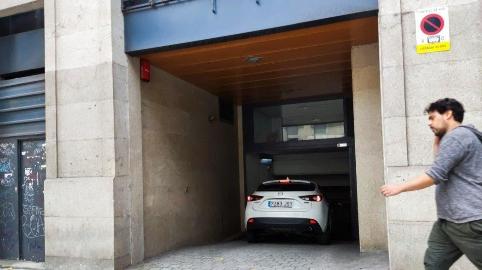 Un vehículo entrando en el garaje de su edificio en Vigo.
