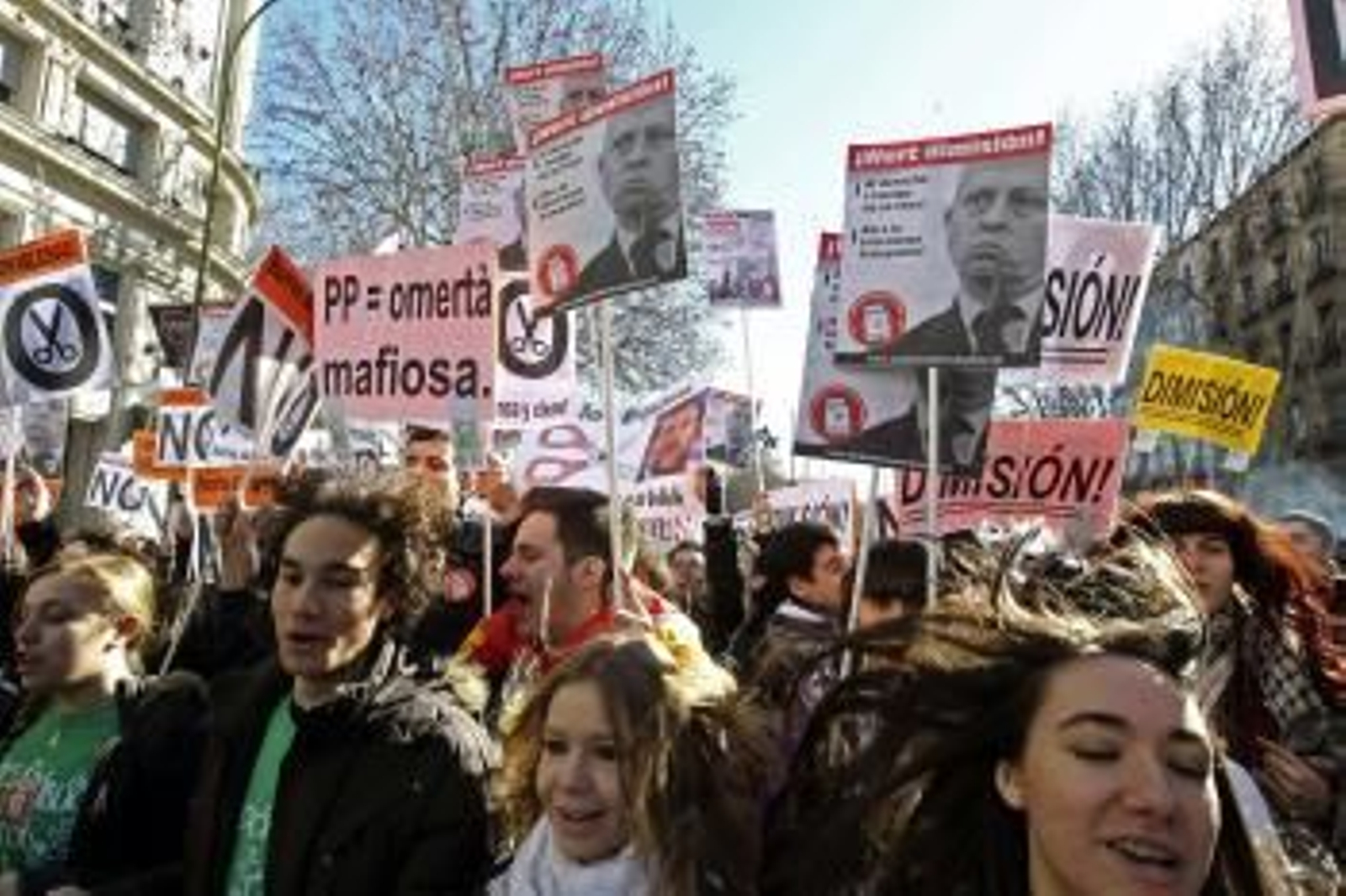 La protesta ha contado con el apoyo de representantes de Alternativa Galega de Esquerda (AGE), del BNG, de la organización juvenil Galiza Nova y del sindicato CIG
