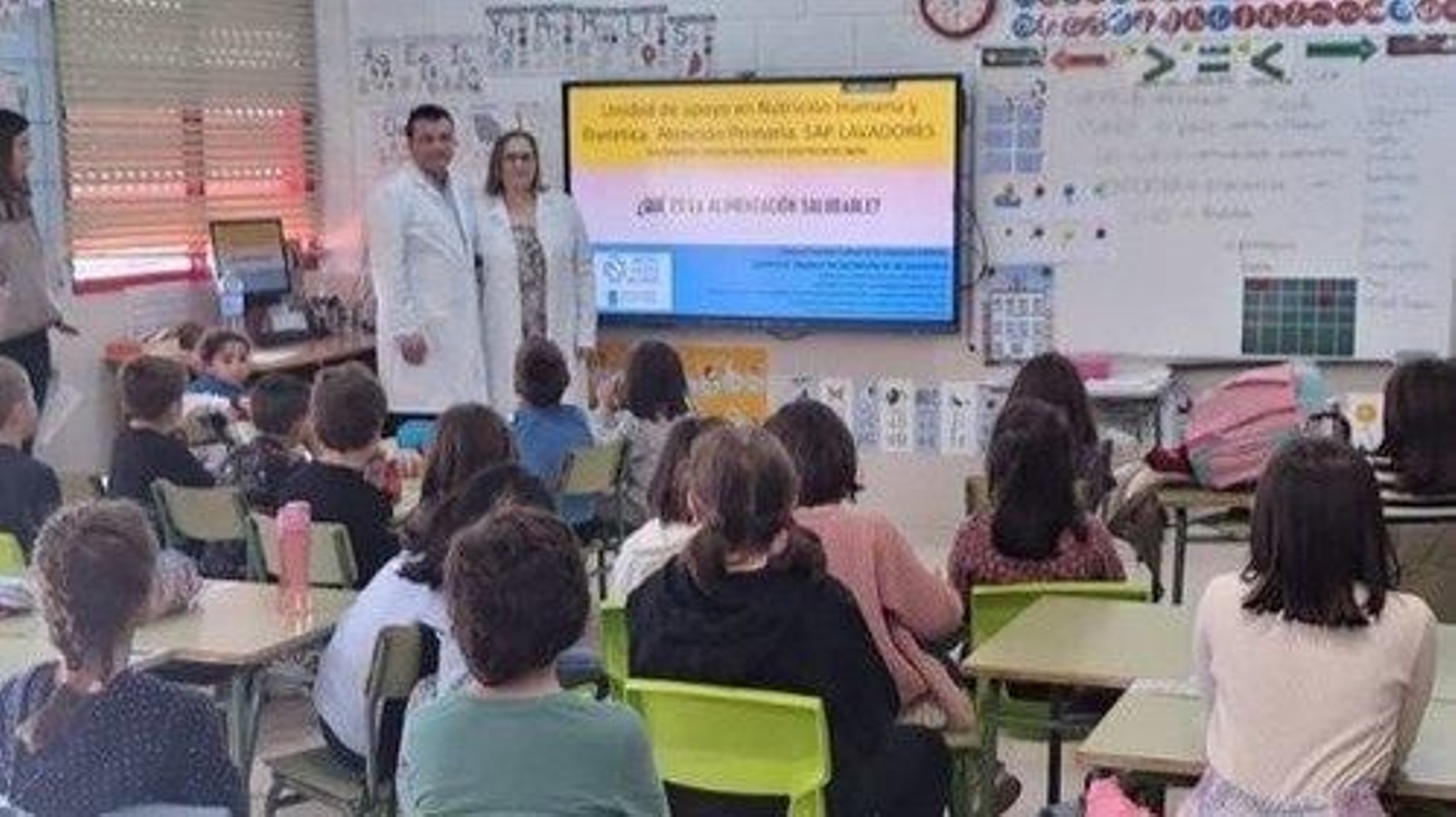 El nutricionista Manuel Portela y la coordinadora de enfermería,Sonia Bernardo, dando una charla en un colegio.