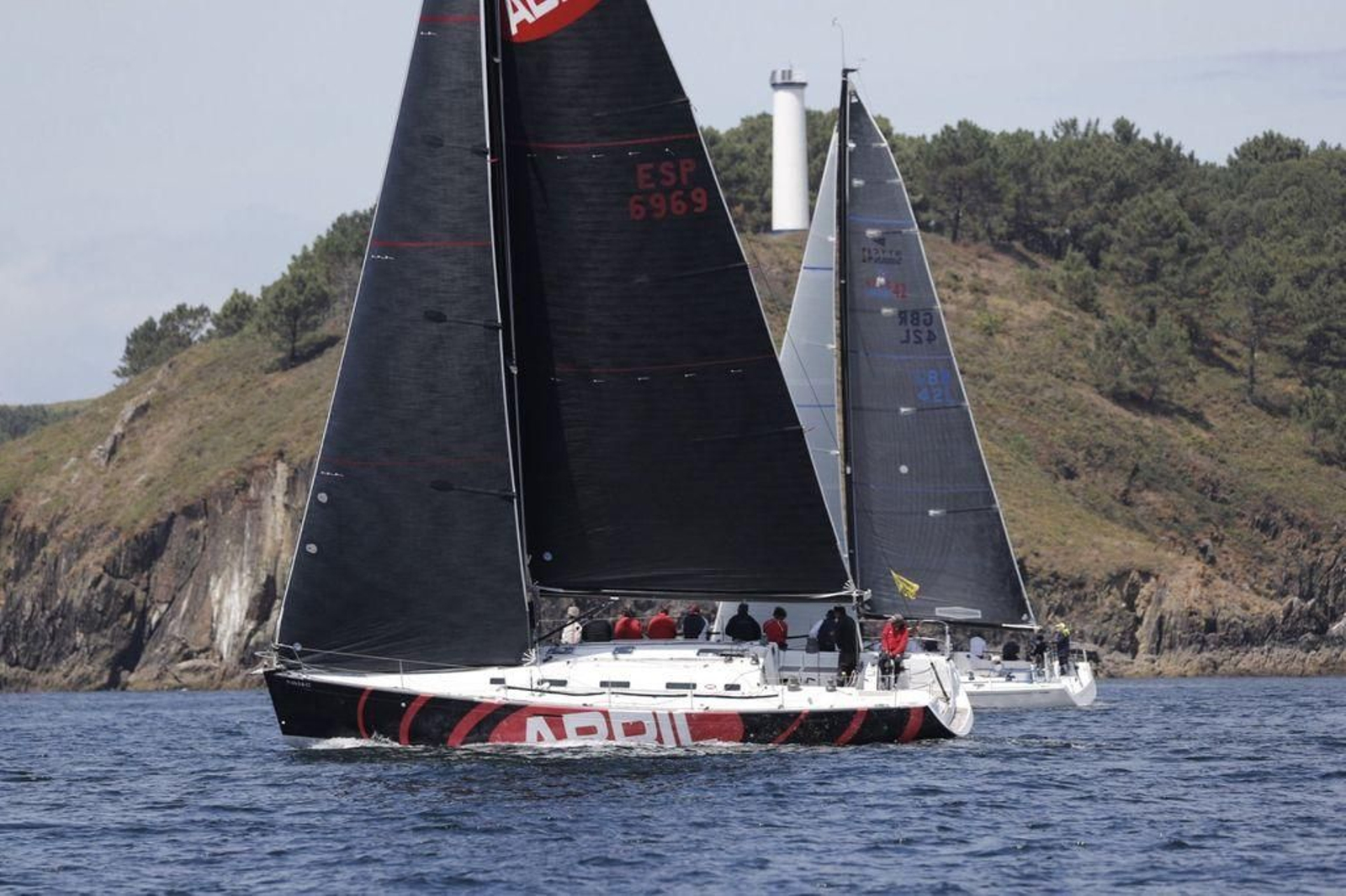 El "Aceites Abril" se situó ayer como primer líder de la Rías Baixas de vela.