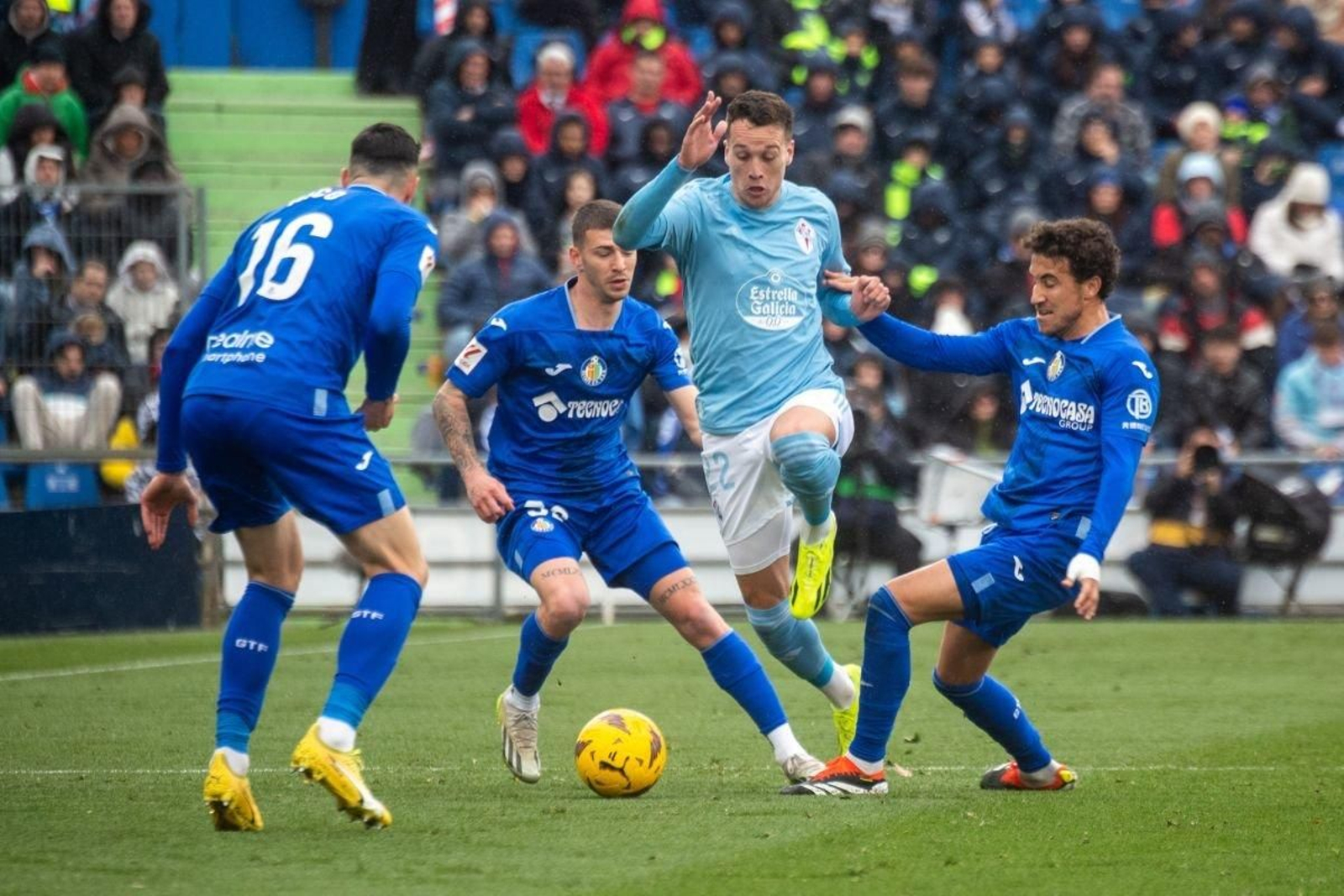 El céltico Manquillo, que volvió a ser titular ayer, trata de eludir la presión del Getafe en el centro del campo.
