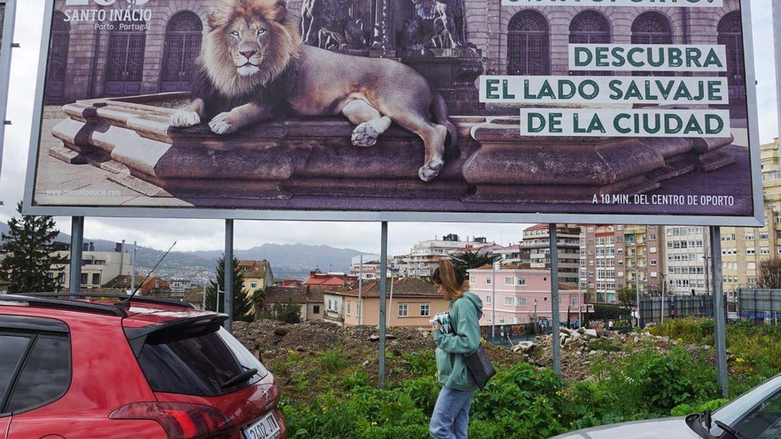 En Oporto son conscientes de que Vigo es un buen escaparate para sus propuestas y no dejan pasar la oportunidad de darse a conocer en la ciudad. Este cartel del zoo de la ciudad lusa en la avenida de Madrid es un buen ejemplo.