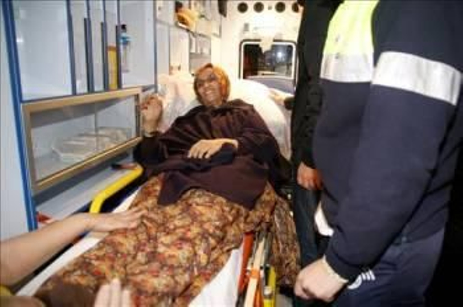 La activista saharaui Aminatu Haidar, en una camilla. (Foto: Archivo)