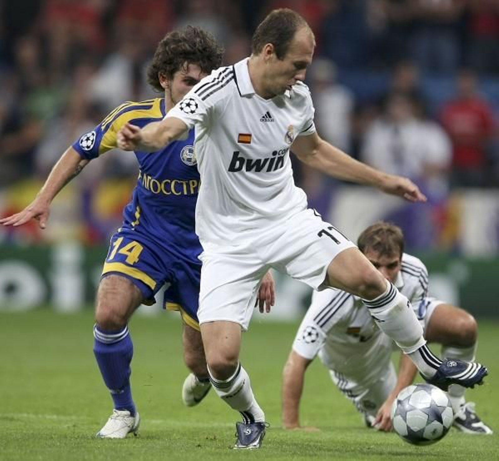 Arjen Robben lucha por el balón con Khgush, del Biel. (Foto: Acero)