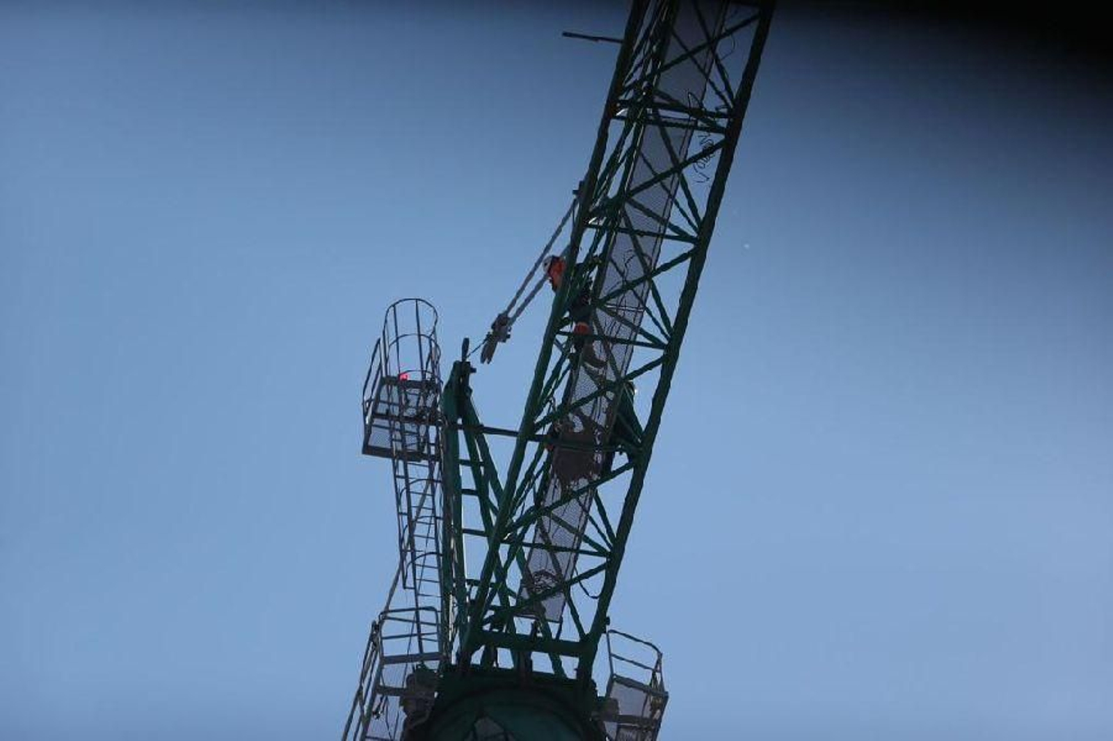 Desmontan la grúa de la Ciudad de la Justicia de Vigo _ Alberte 19