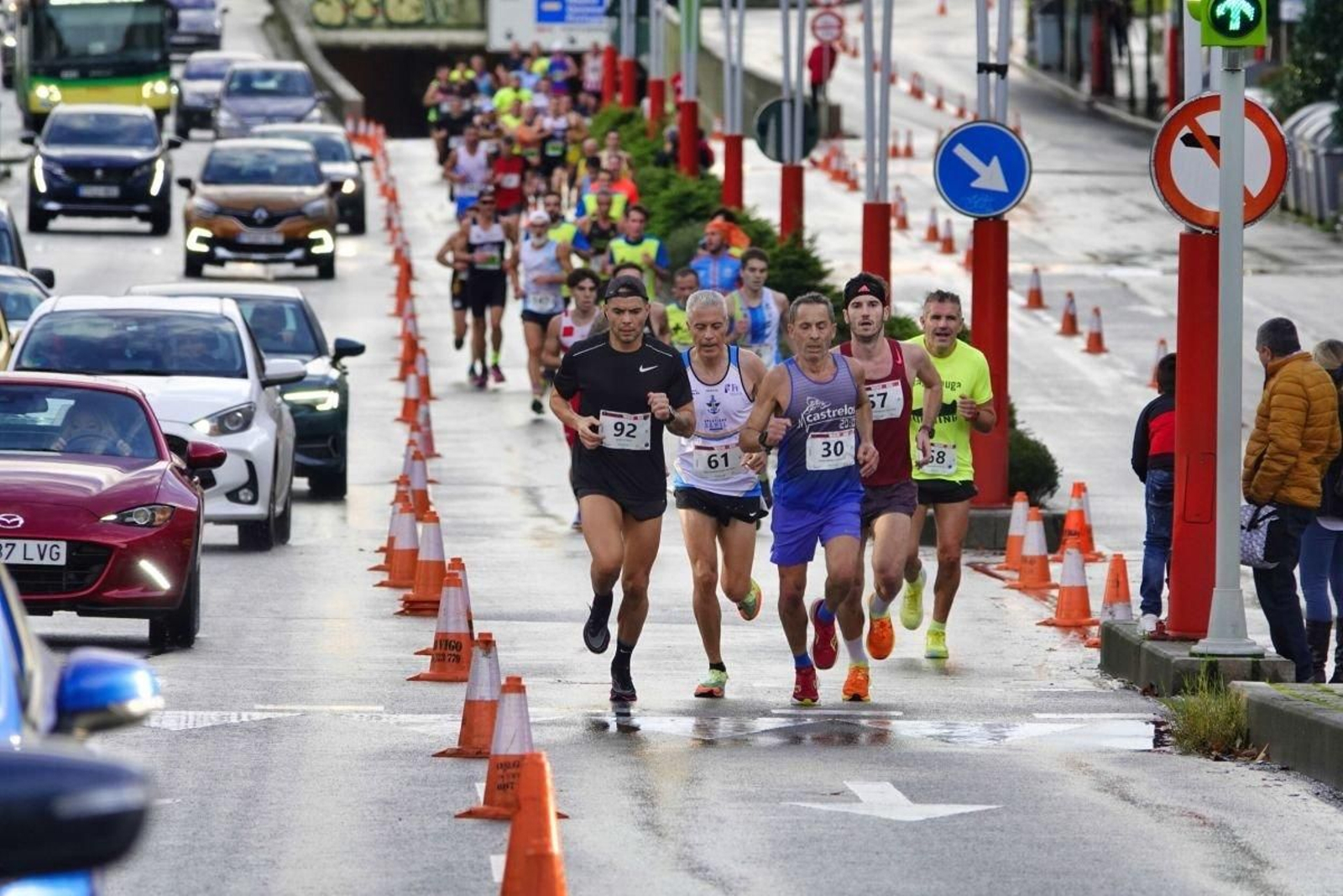 Tras regresar Gran Vía abajo, la trampa de la subida del túnel esperaba a los corredores en Castelao.