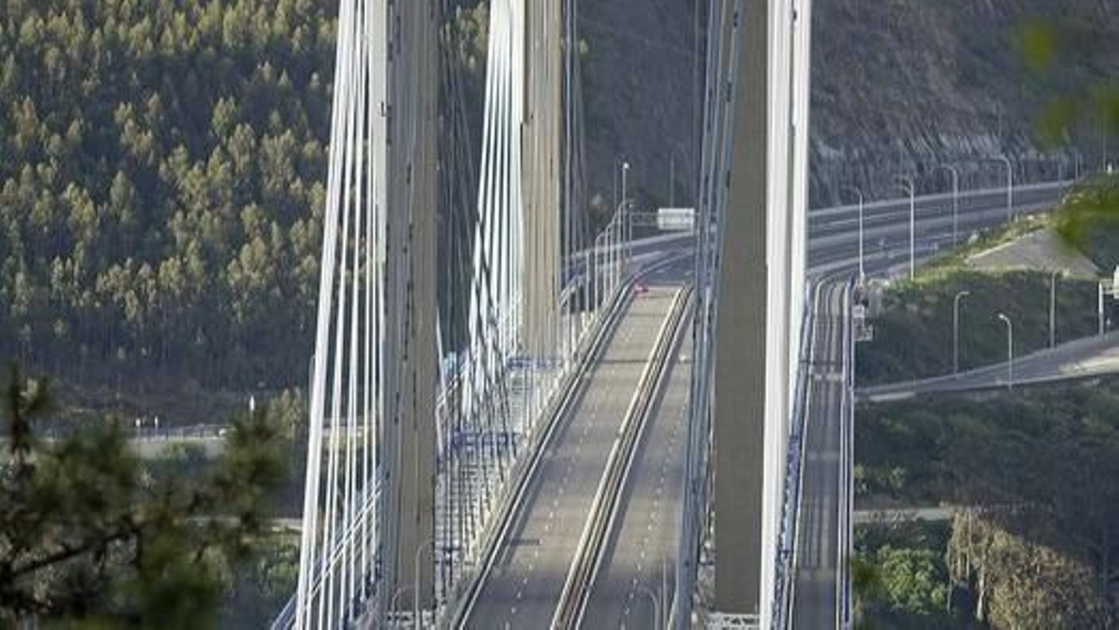 El puente de Rande sin tráfico en abril, en el confinamiento.