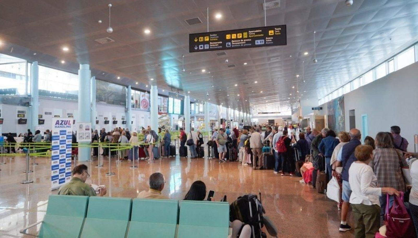 Pasajeros con destino Madrid, en Peinador, este viernes. // J.V. Landín