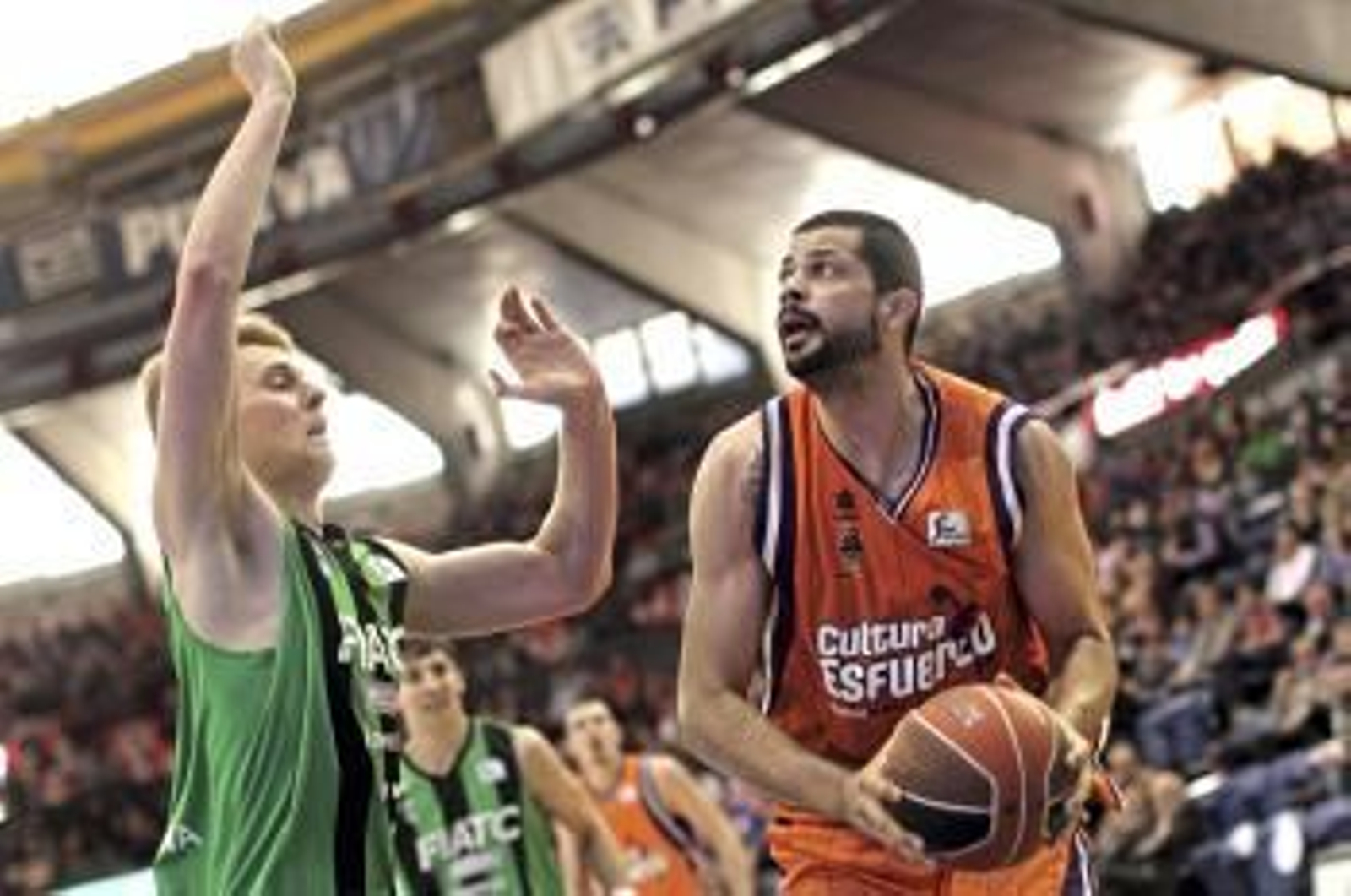 El pivot hispano-brasileño del Valencia Basket, Vitor Faverani (d), intenta superar la defensa del pívot holandés FIATC Mutua Joventut, Henk Norel (Foto: EFE)