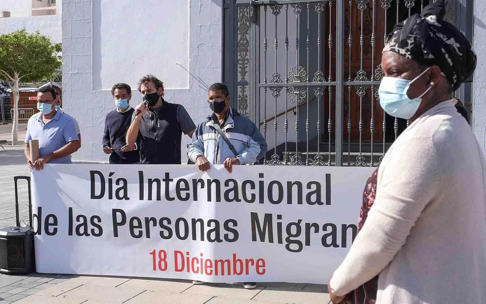 El director y fundador de la ONG Proactiva Open Arms, Óscar Camps (3i), en el Día Internacional del Migrante, durante una concentración en Fuerteventura, organizada por la Asociación Entremares. EFE/ Javier Melián