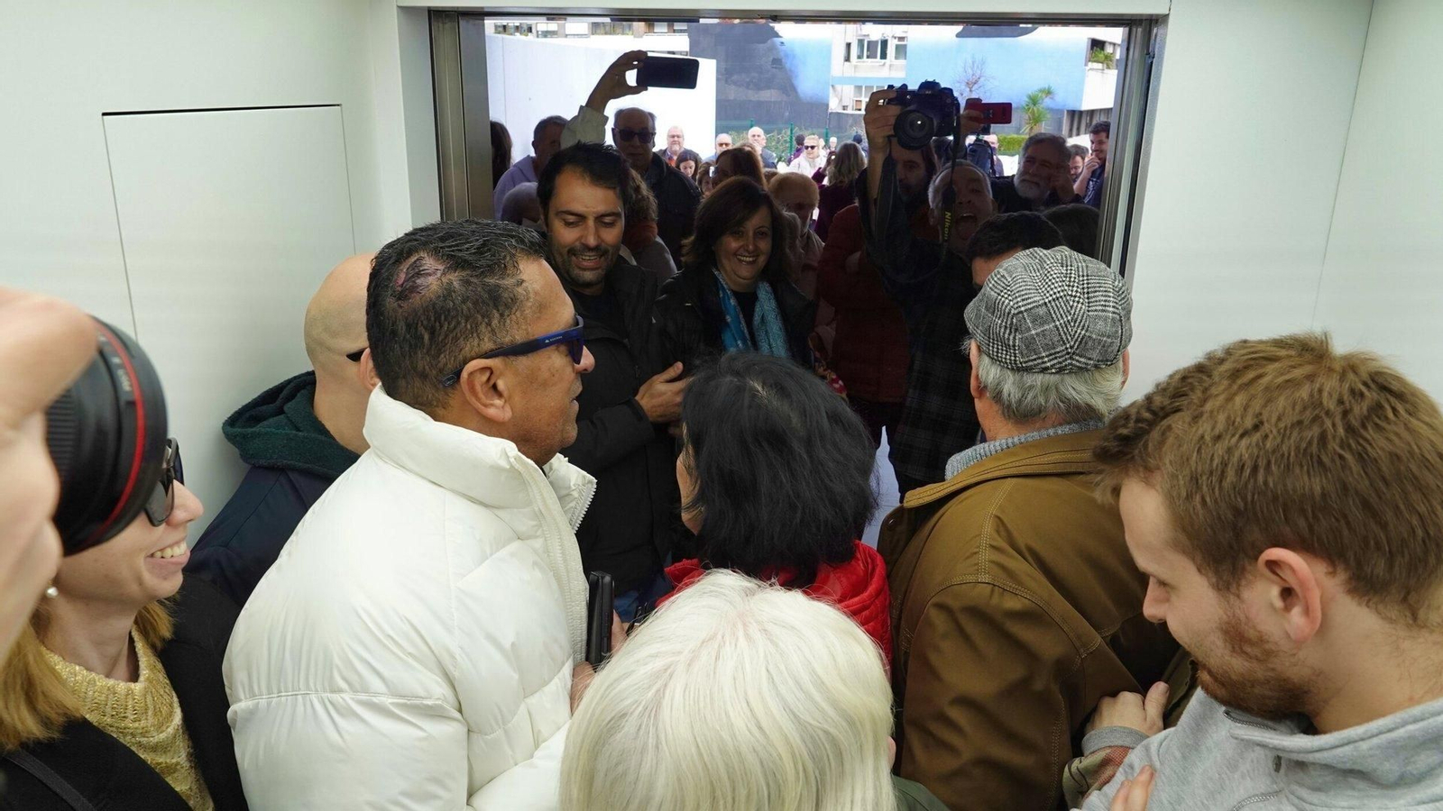 Un grupo de personas se monta en el elvador.