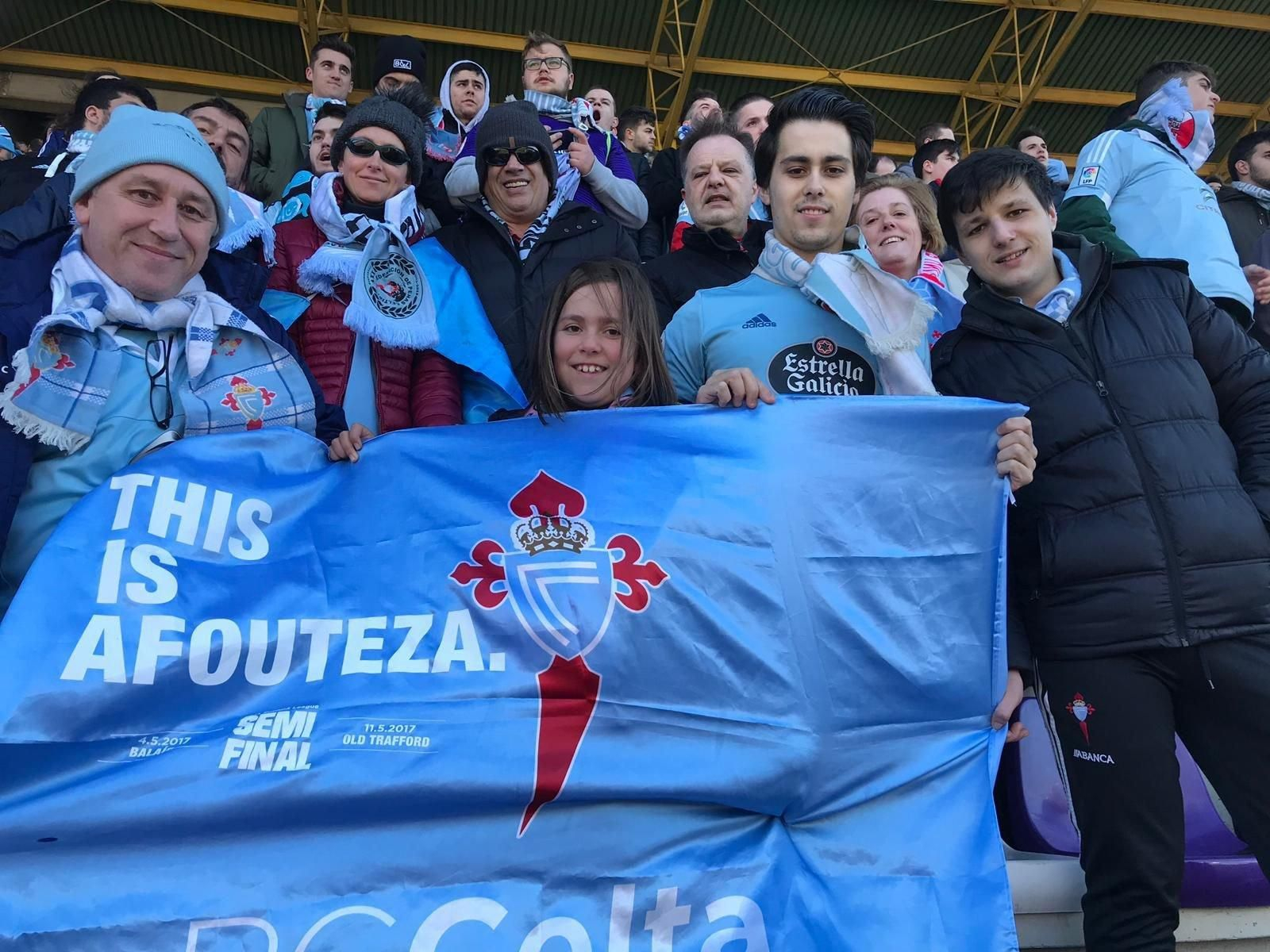 Alrededor de un millar de celtistas animaron a su equipo en las gradas de Zorrilla, donde la afición local mostró 16.000 tarjetas rojas.