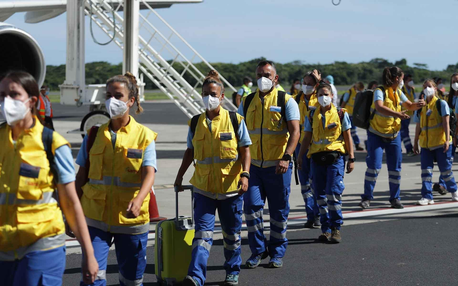 Un grupo de 30 profesionales de la salud, miembros de la Fundación SAMU (Servicios de Atención Médica de Urgencias) de España, llegando a San Luis Talpa (El Salvador). EFE/ Rodrigo Sura