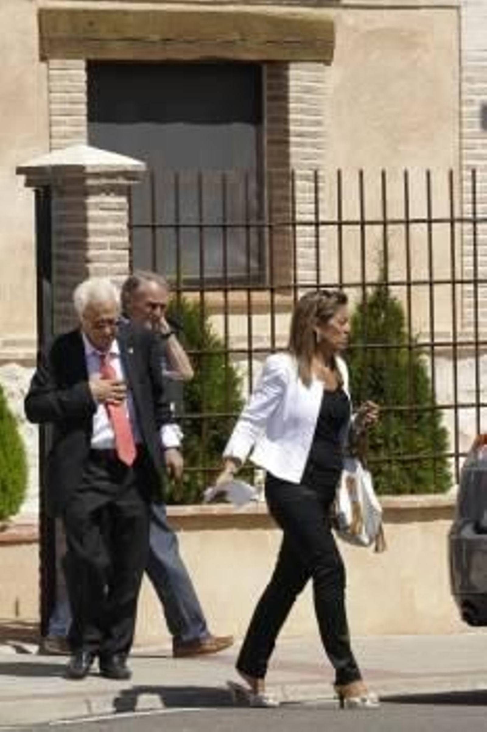 El fundador de Mensajeros de la Paz, abandona el centro consternado. (Foto: NACHO GALLEGO)