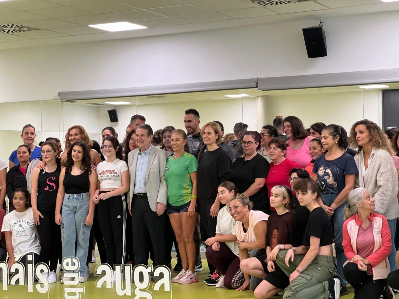 Caballero, ayer, con las participantes del seminario.