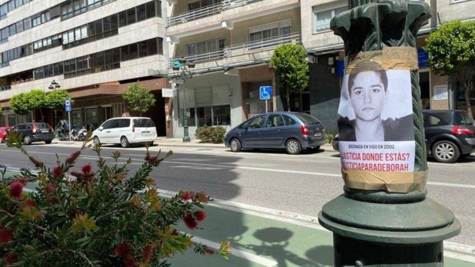 Uno de los carteles que permaneció meses en una farola.
